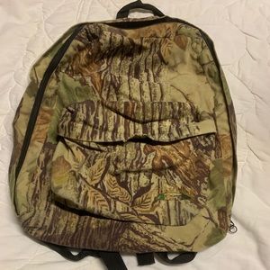 Boys/Men’s Realtree camouflaged small backpack with 2 zipper pockets